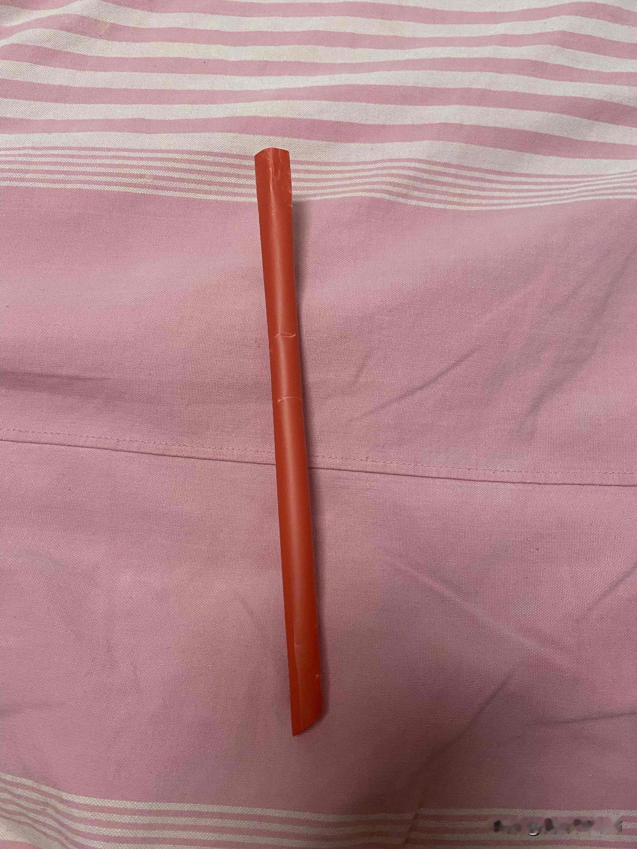 血泪教训，千万别让娃玩吸管！
真的要被自己的粗心大意悔哭了😭
吃完晚饭，老公在