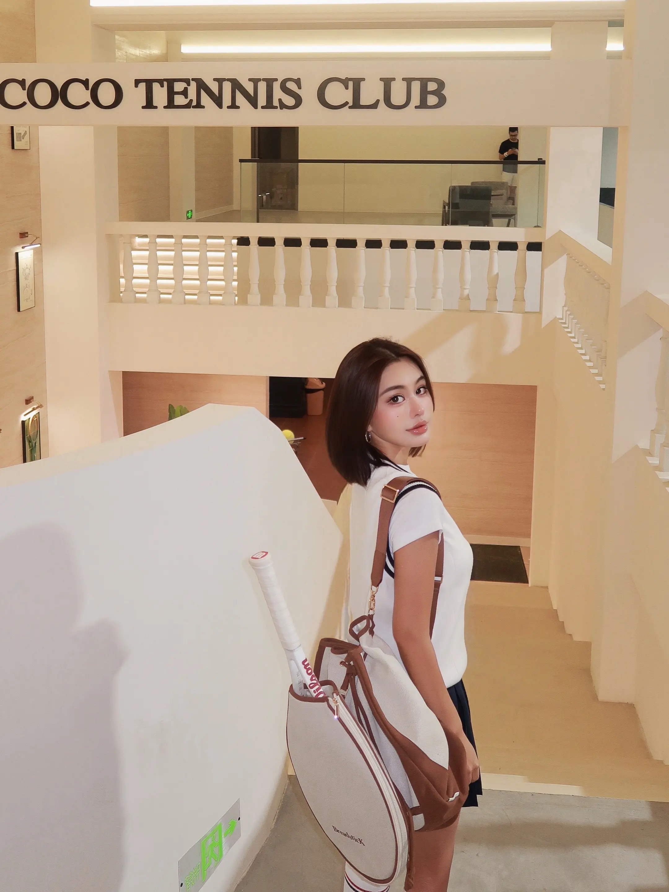 来广州最豪华的室内漂亮球场🎾。不光是好看，地是真的好打