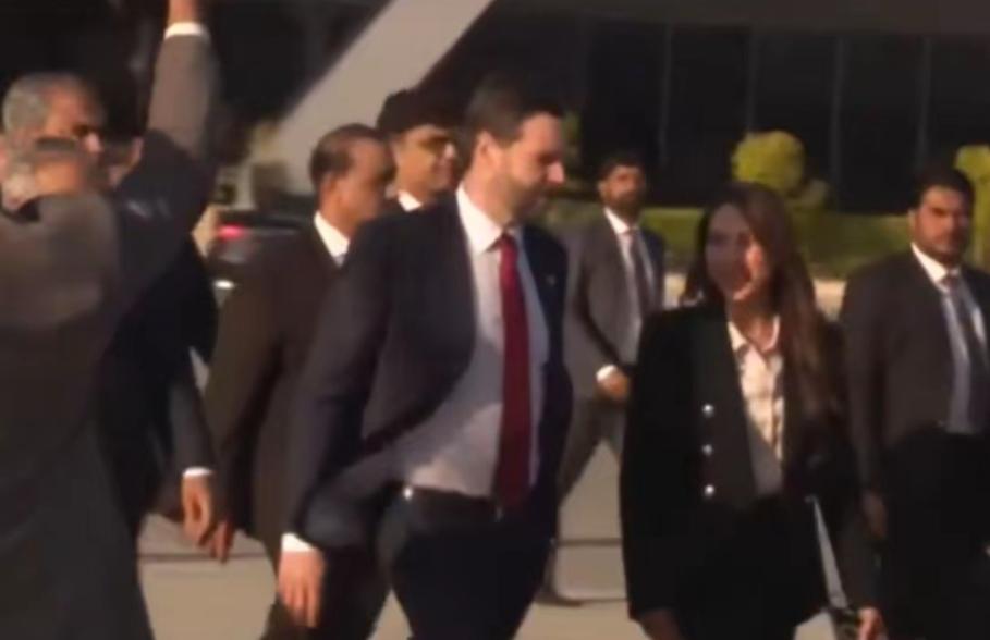 21 小时谈崩！万斯空手而归？特朗普这张王炸彻底打不响了
 
4 月 12 日，