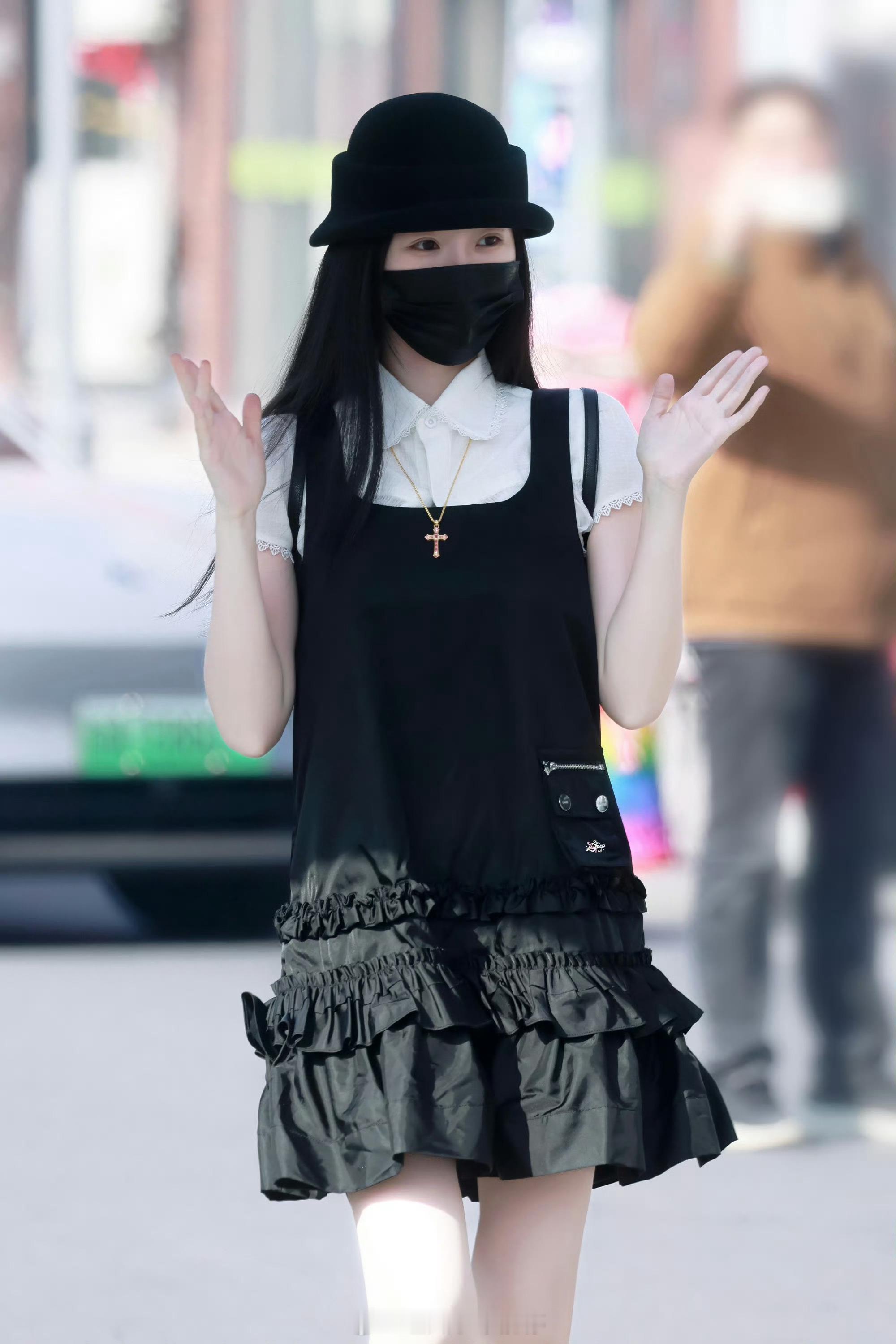 虞书欣为了走这一段上班路给粉丝看真的挺拼的，大冬天穿短裙上班