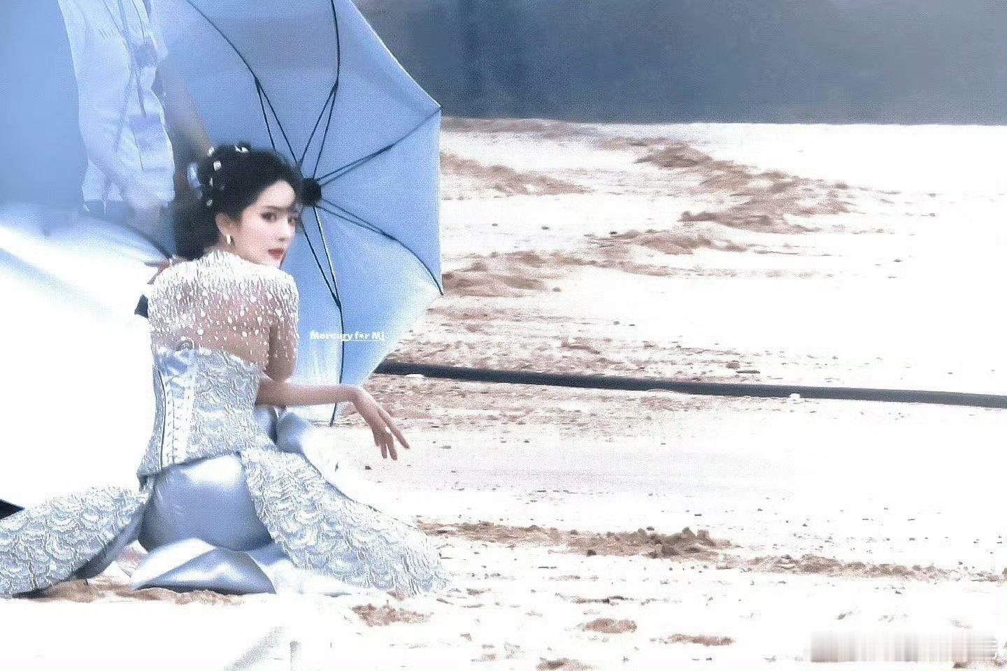 杨幂贝壳鱼尾礼服波光粼粼的美人鱼🧜‍♀️公主上岸了ELLE盛典还未开始，幂姐神