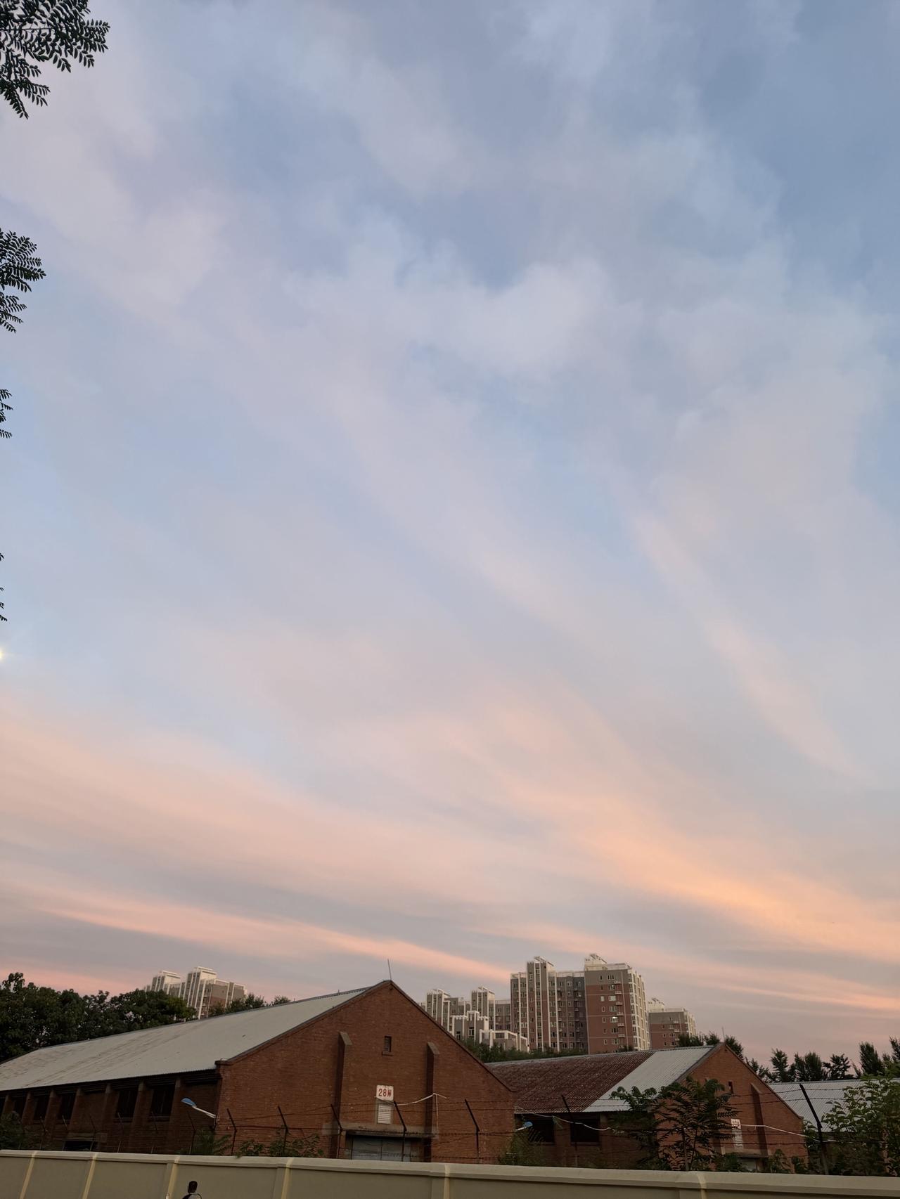 北京黄昏时分，城市天际线与落日余晖交相辉映，静谧而美丽。黄昏余晖图 城市日落氛围