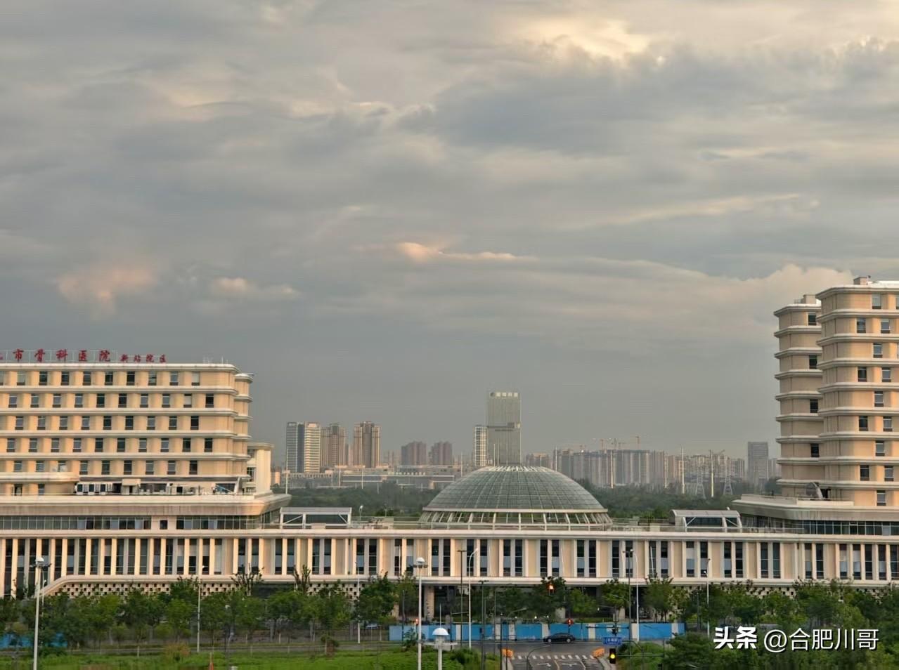 新站区“白宫”项目最近一直在试灯，交付在即～