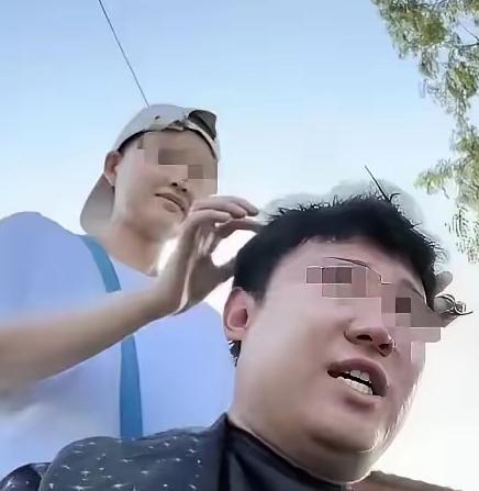湖北仙桃姑娘小郑，街头摆起8元理发摊，陌生博主理完发竟直接转来8万。
 
这份猝