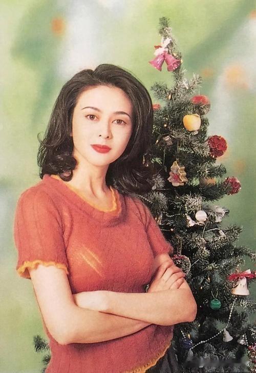 中长发微卷及肩，妩媚风情关之琳