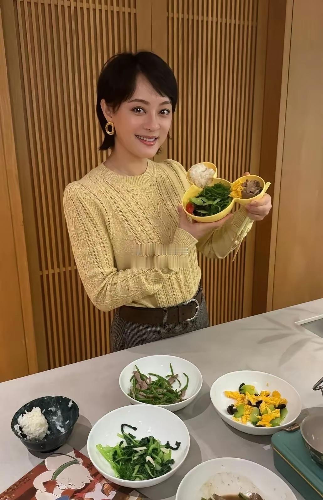 孙俪都这么有钱了，吃的这么差都是菜叶子，看着就没啥胃口啊 ​​​