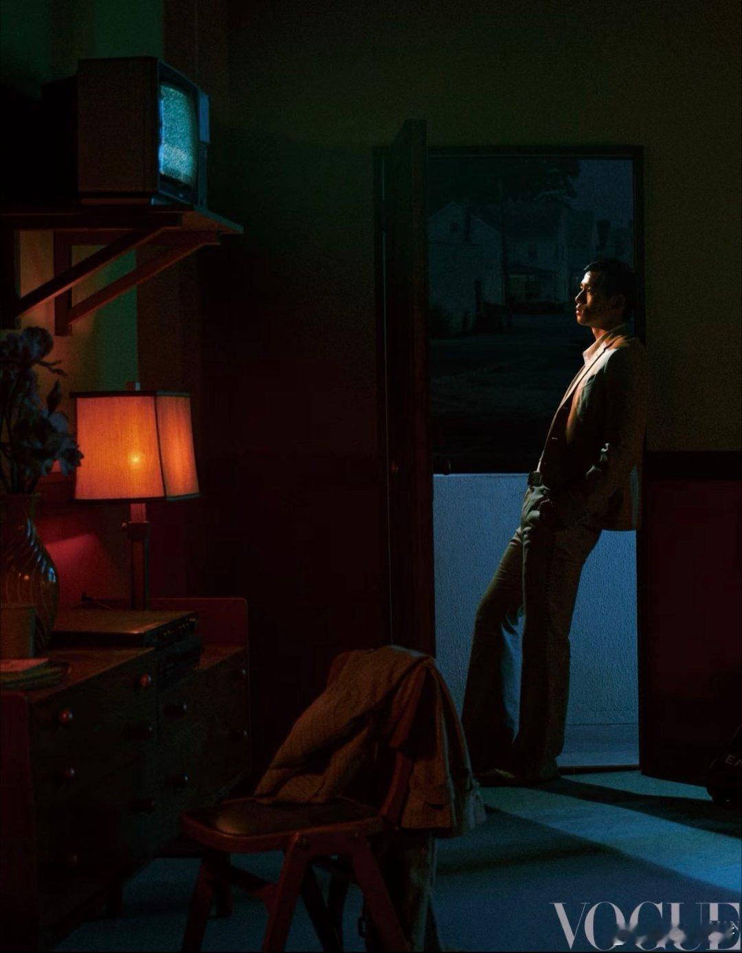 奖杯高举过肩时，少年们的影子在光影里跳圆舞曲， 赤膊的脊梁驮起同伴，青春是永不散