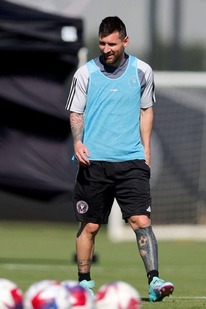 老梅在训练，陶醉的他让人陶醉，但不变的是憨憨。[捂脸][捂脸][捂脸]蓝背心，清