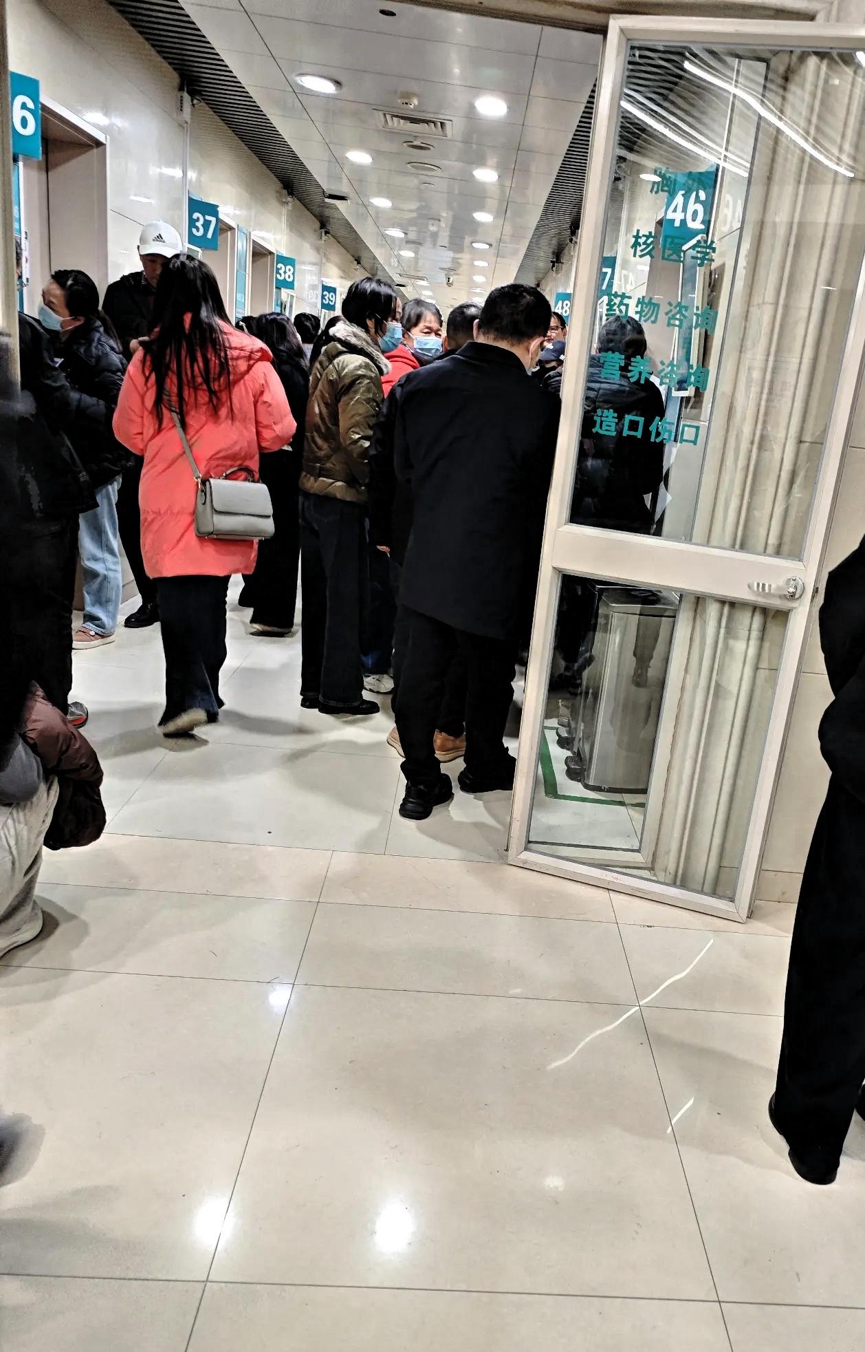 13岁男孩蹲在医院的角落里嚎啕大哭，
原来是因为他的单亲妈妈被确诊为肺癌晚期！已