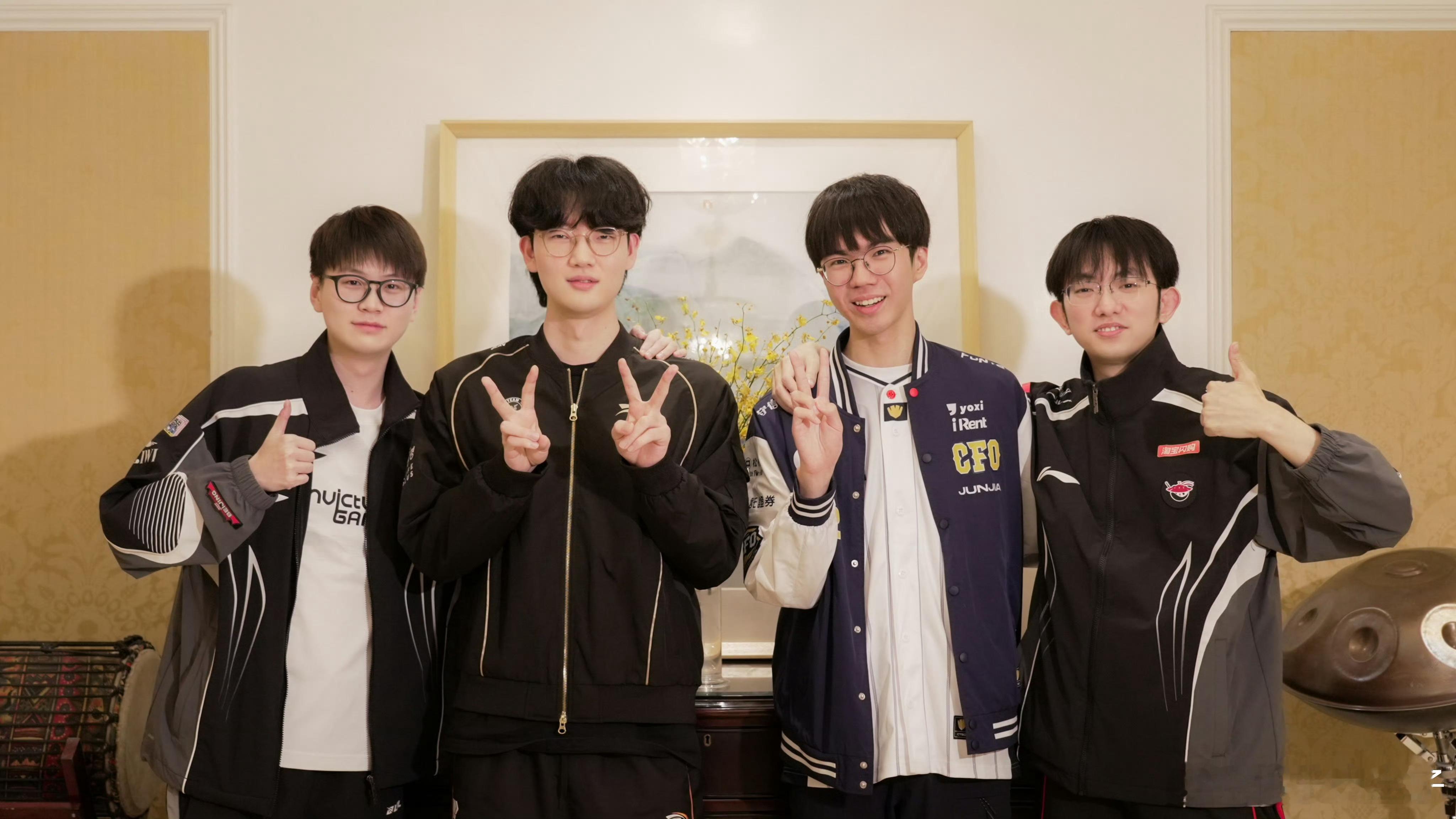 S15赛前冰岛组重聚 冰岛的风还是吹到了北京。EDG[超话] ​​​