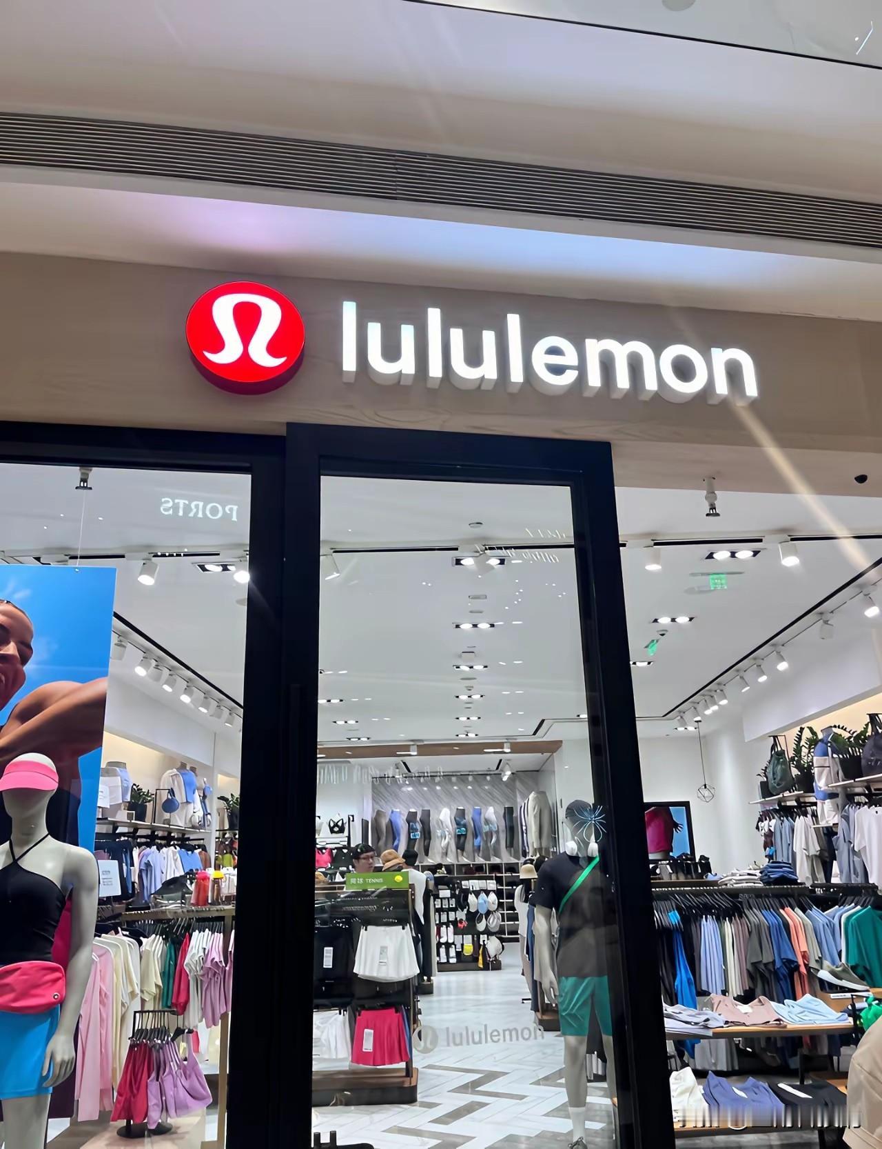 Lululemon让瑜伽裤走出瑜伽馆，成为咖啡馆、办公室的日常穿搭；始祖鸟的软壳