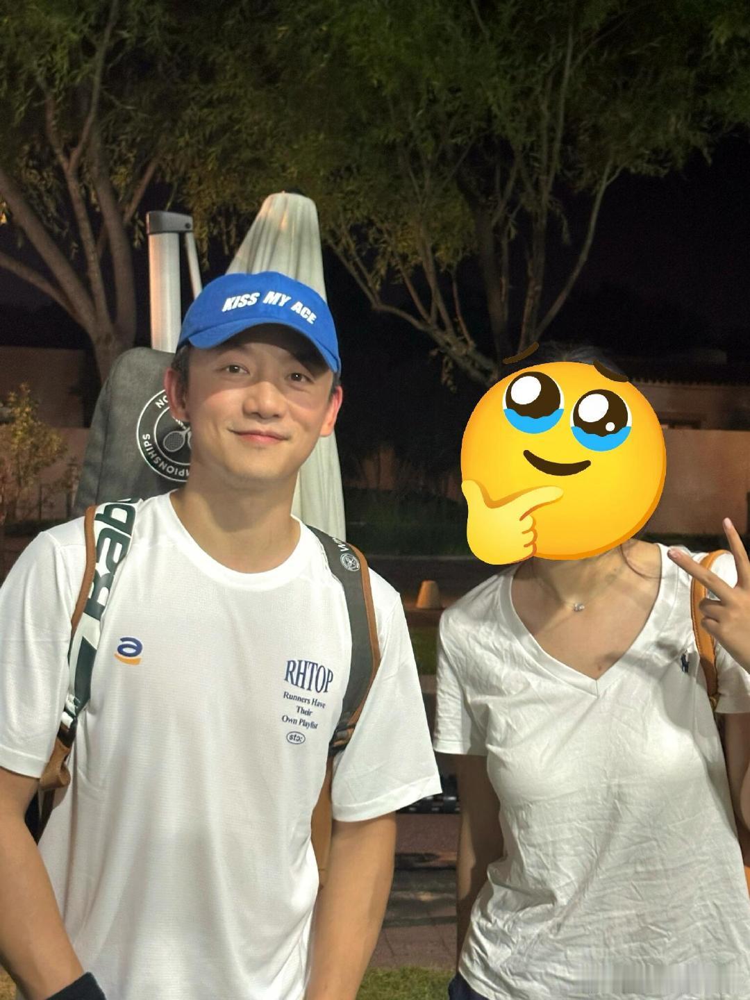 偶遇郑恺苗苗打网球网友在阿那亚偶遇郑恺苗苗打网球，郑恺保养得还是很好的。阿那亚遛
