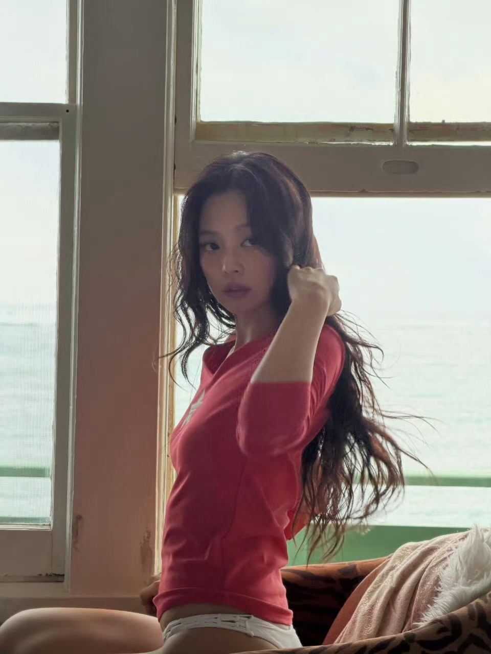 Jennie比基尼大片谁能拒绝这样的Jennie啊！又美又飒又性感，夏日氛围感直