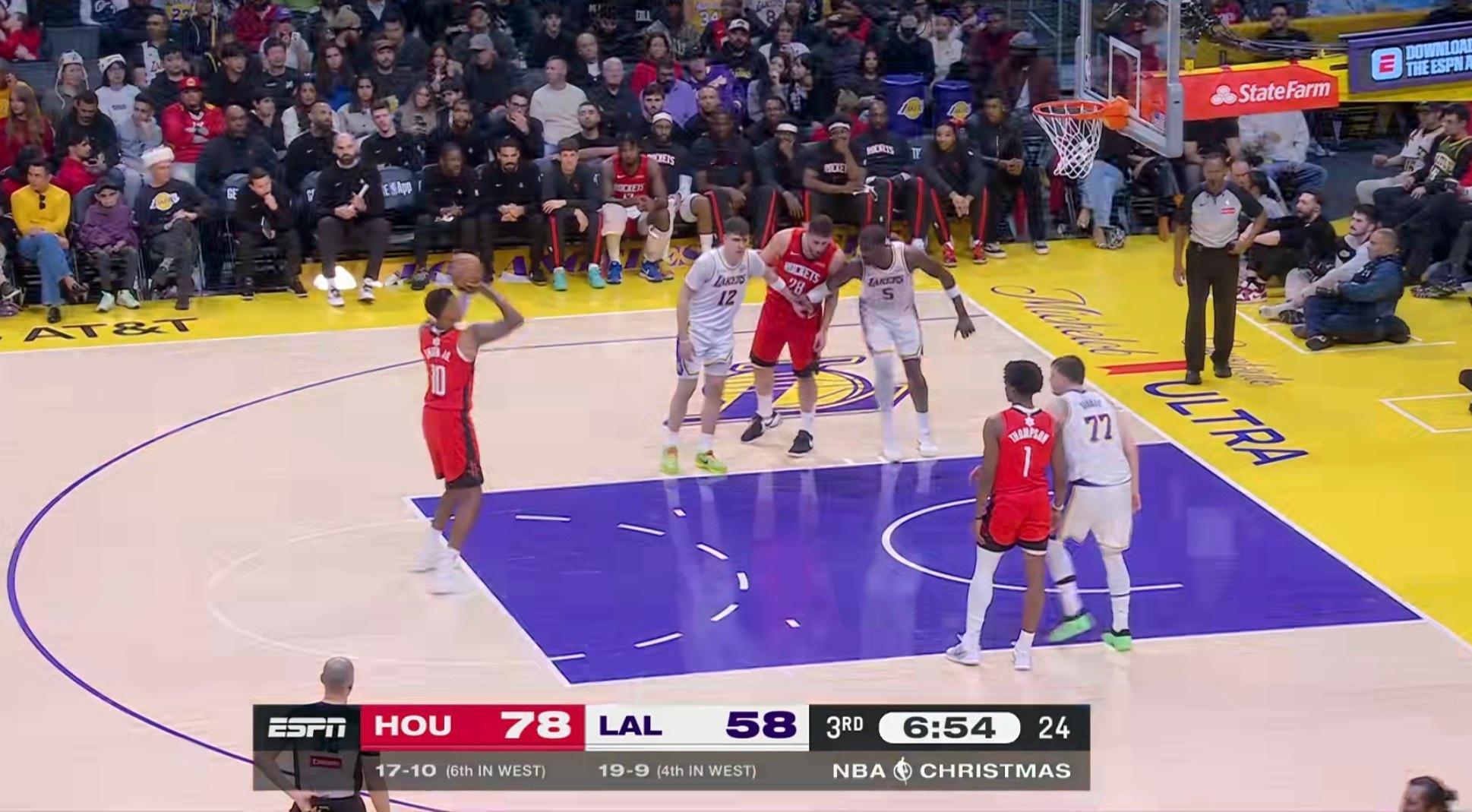 熟悉的节奏，湖三崩没有迟到，第三节被拉开到20分。火箭vs湖人nba圣诞大战