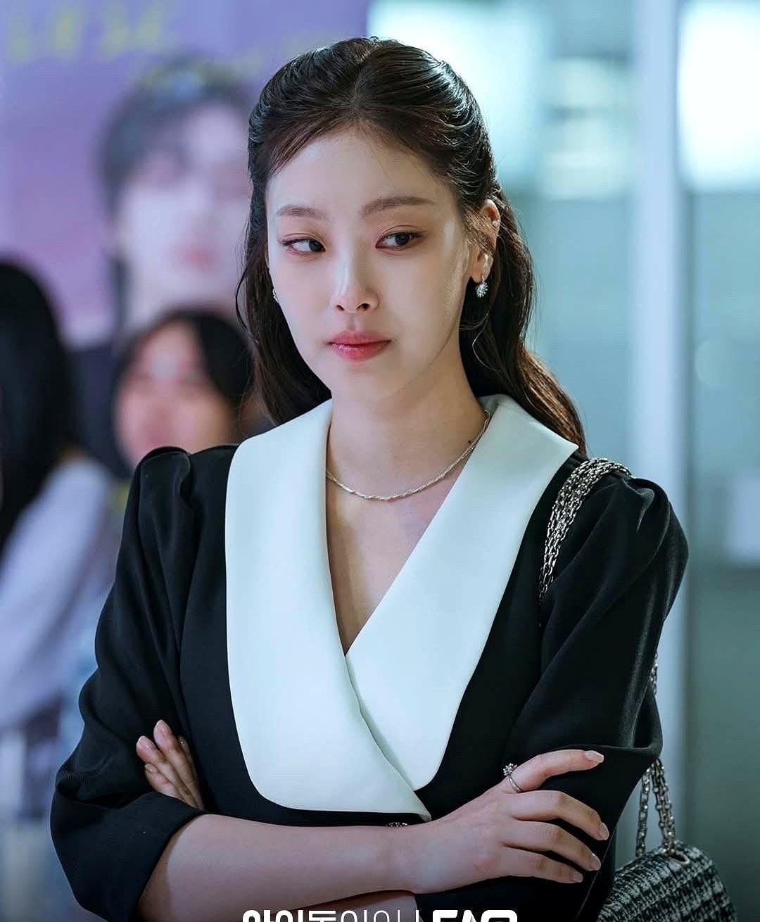 偶像谈恋爱
现在不是塌房
是能拍进韩剧当主线
崔秀英演的角色
要管虚拟男团的恋爱