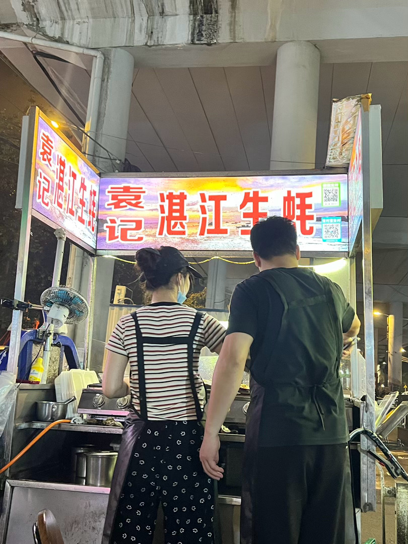 出来走一走，扔垃圾，看见这个15元的炒螺，老板在摊位抡着锅咔咔作响，于是要了一份