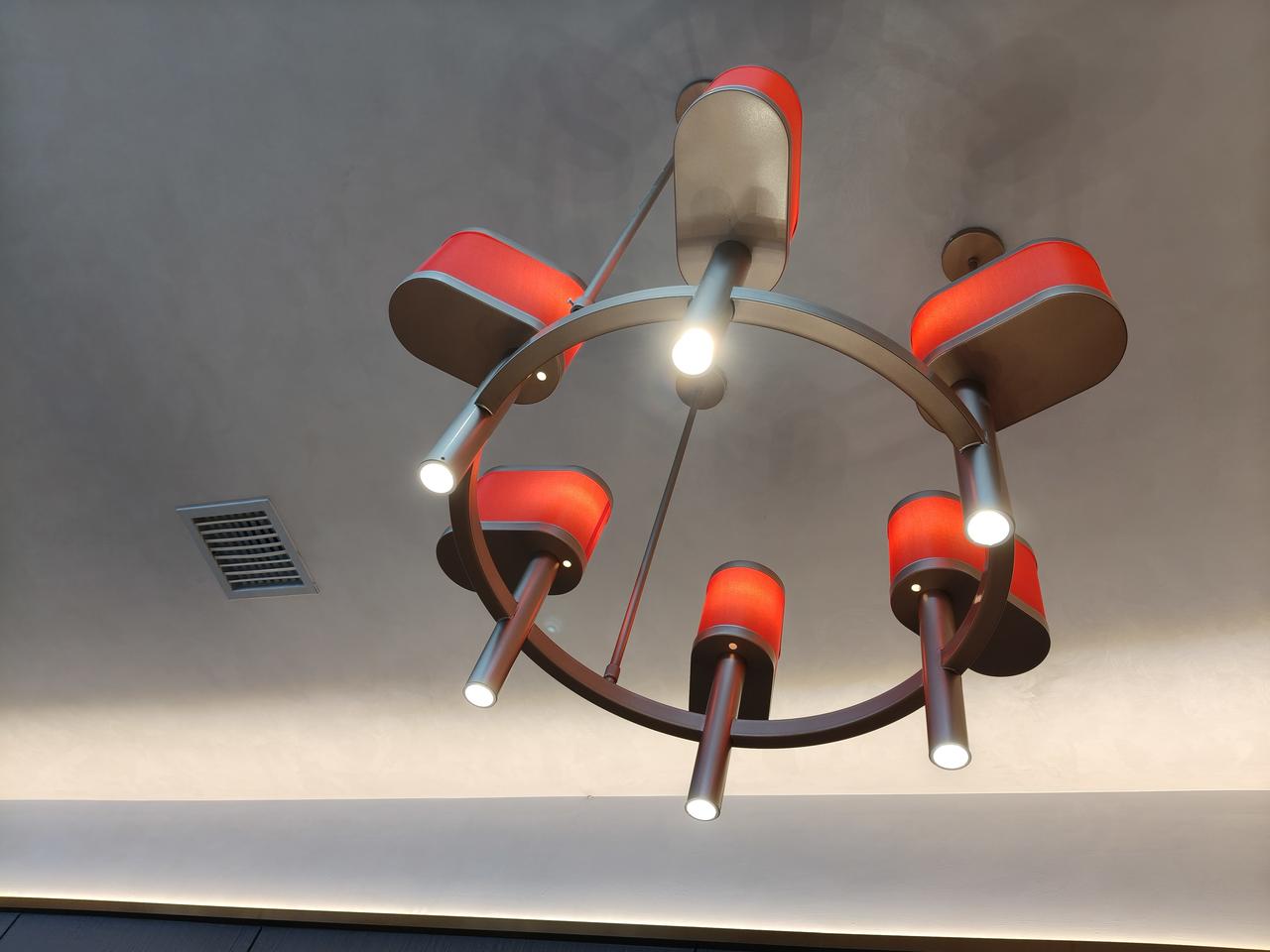 委内瑞拉和美国是别人家的，揍别人家孩子。台湾和他不同的是是我们自己家的孩子，我们