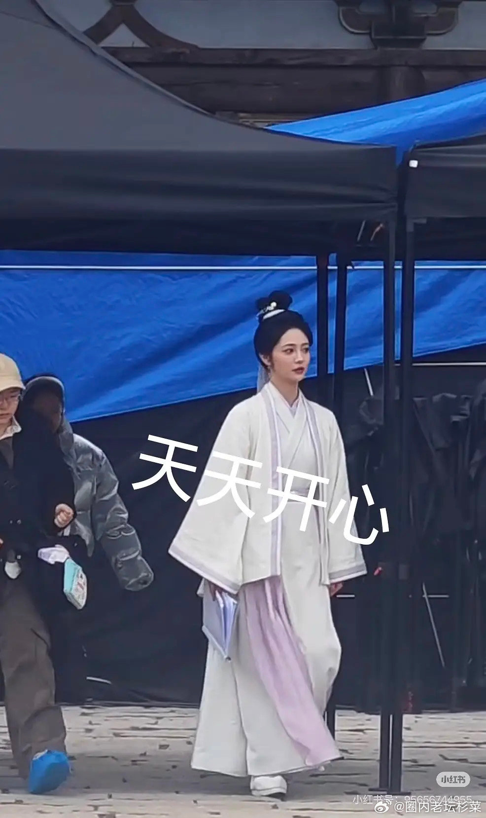 不让江山女主周洁琼妆造，这个服化显得她脸老了10岁 