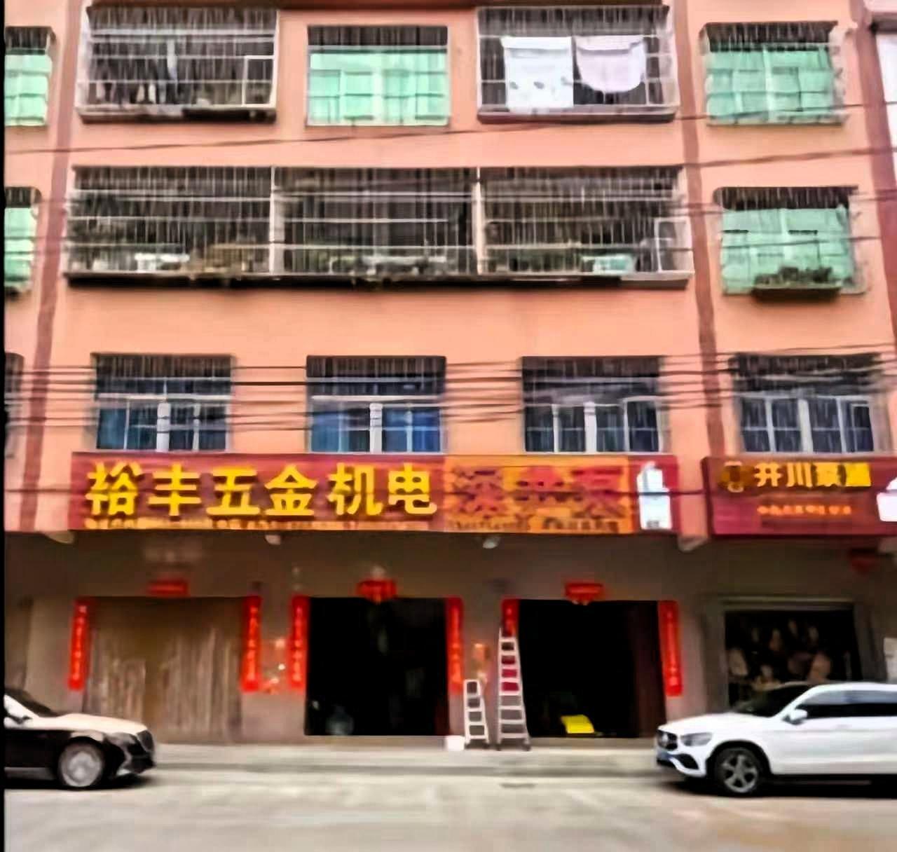 看了汕头起大火的四层房子，
才知道为什么一楼起火，
全家12口都没逃掉了

背后