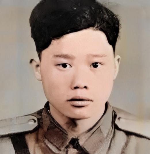 1951年1月28日，志愿军战士潘天炎因为生理需要去附近的草丛解决，却意外发现阵