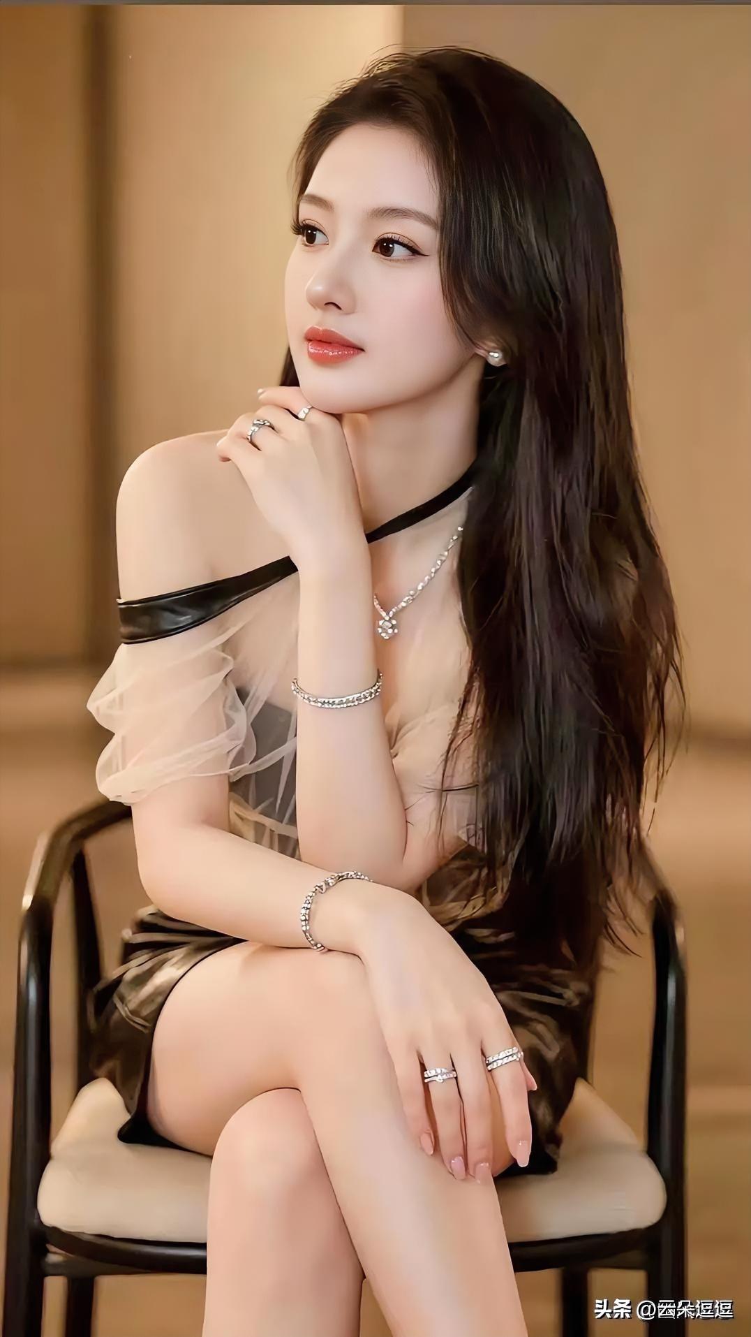 优雅气质，珠宝闪耀，时尚穿搭，魅力无限
