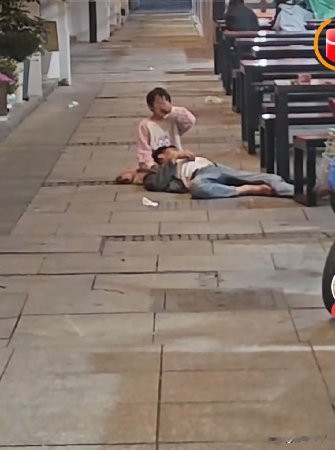 我小的时候，也常常跟图中的小女孩一样无助。有这样一个视频，题目是“凌晨的夜晚，喝