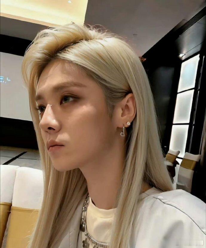 鹿晗女装假发，笑cry，完全像女人！ 