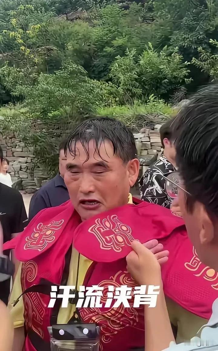 大衣哥朱之文罢演引争议
大衣哥在一个景区演出时，演到一半突然不演了，不是因为设备