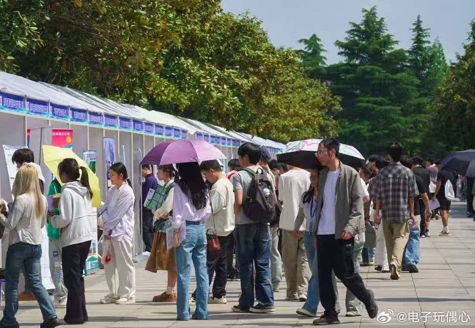 还得是这届四川大学生会整活四川高校学生毕业有多拼 成都求职热潮太猛！多所高校毕业