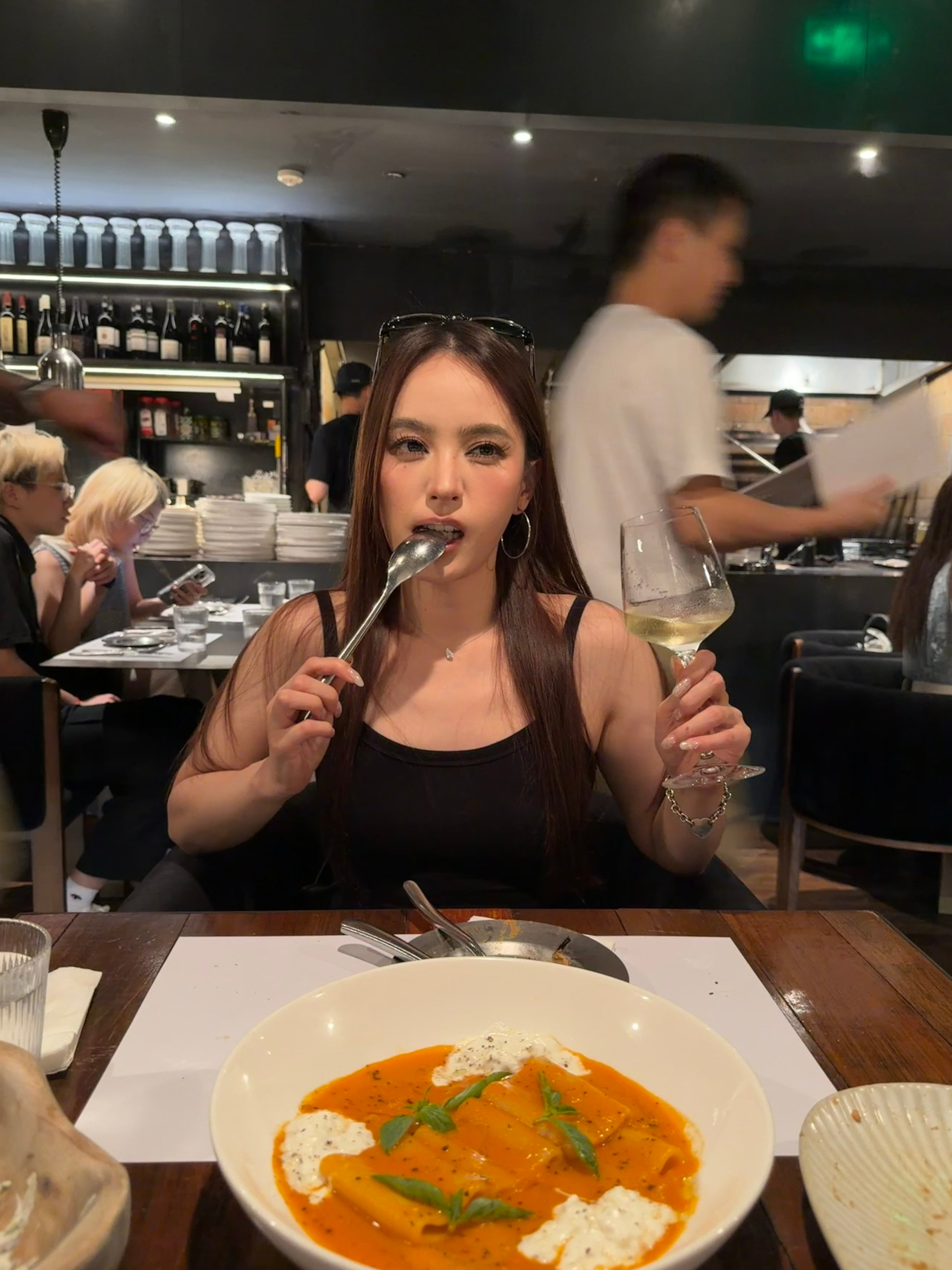 我母拍我我带我母吃年轻人的漂亮饭 