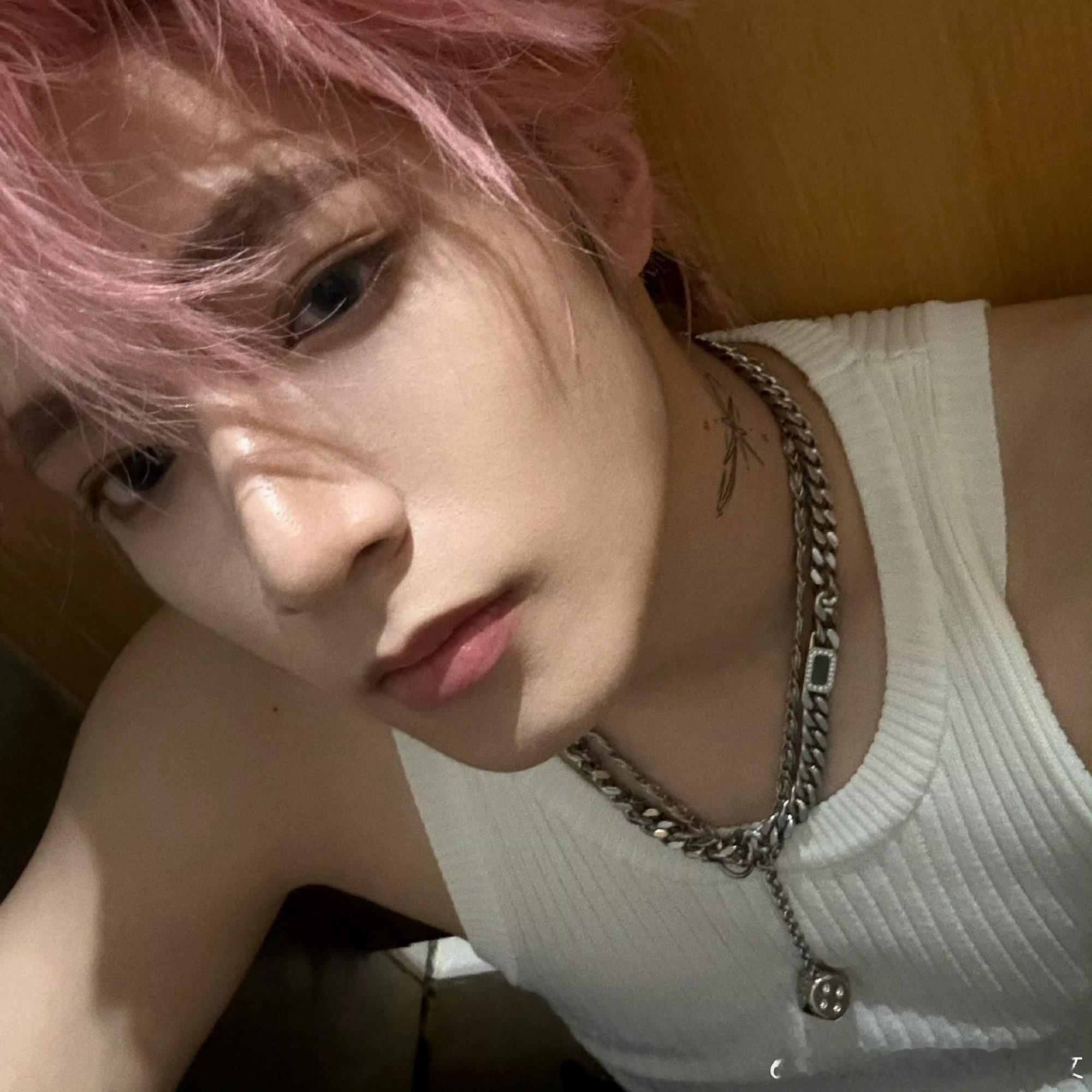 刘耀文刘耀文 撕漫男心理委员你不用来了，我被治好了！！舞台上的耀文太耀眼了、粉色