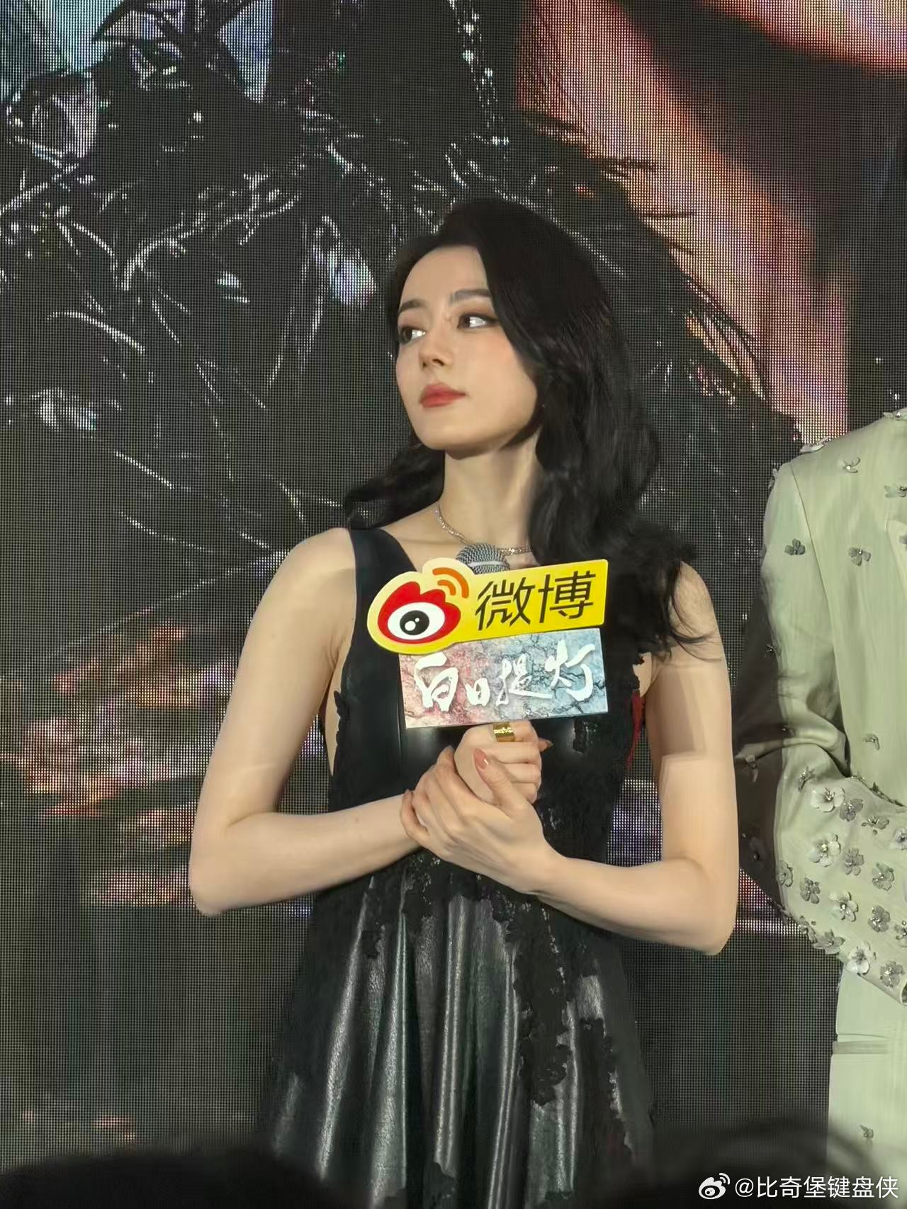 白日提灯官微回应没话题 真的越看官微越喜欢🥳，没有刻意炒作，只用段胥的心疼打动