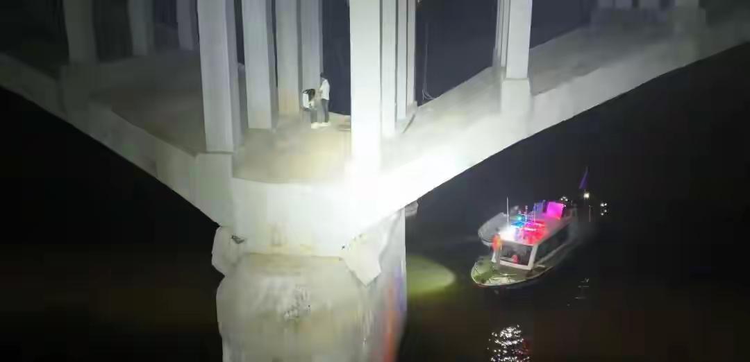 这两个人真是让人无语，两人都跳桥想死，在桥墩上没事后还在争执，真是让人想不到。按