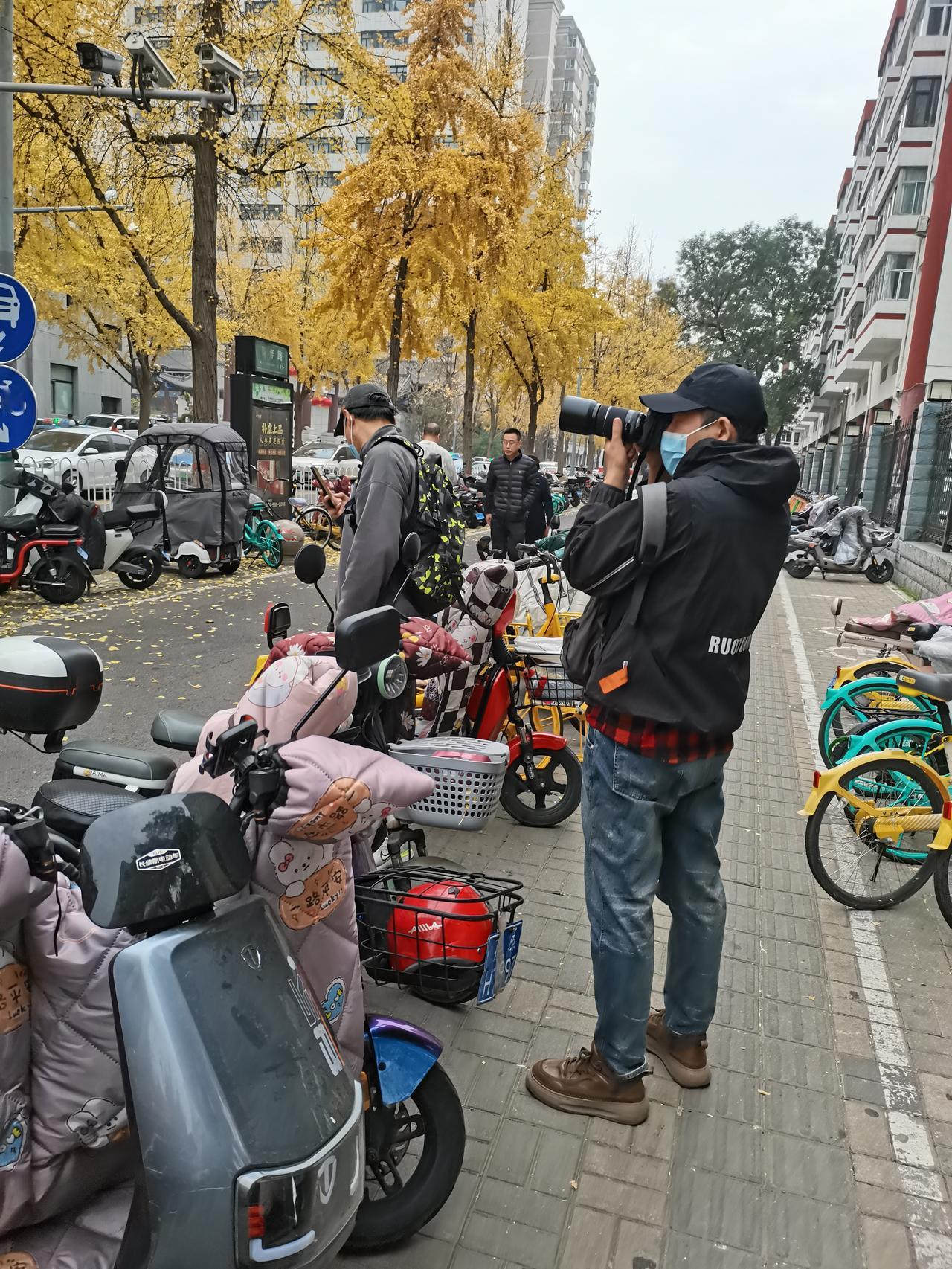 风霜雨雪四季风，
外卖快递一路奔。
吃苦耐劳送温暖，
只为挣钱为家人。