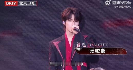 付思超北影节Tonight舞台 轻快的Tonight曲目搭配电影节舞台，付思超褪