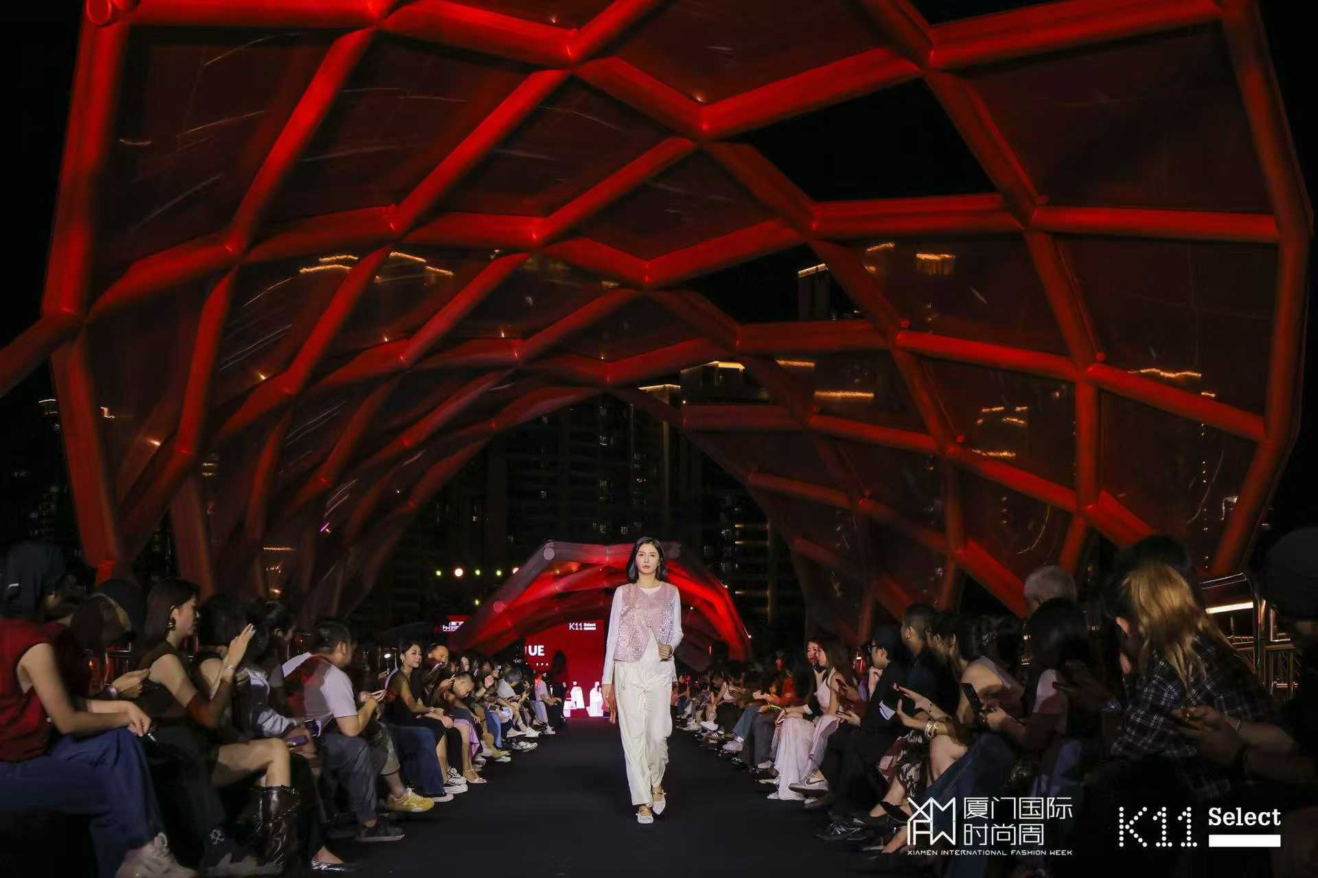 厦门国际时尚周，虽然举办了这么多年，但有一点一直很不成熟，举办的地点每年变化相当
