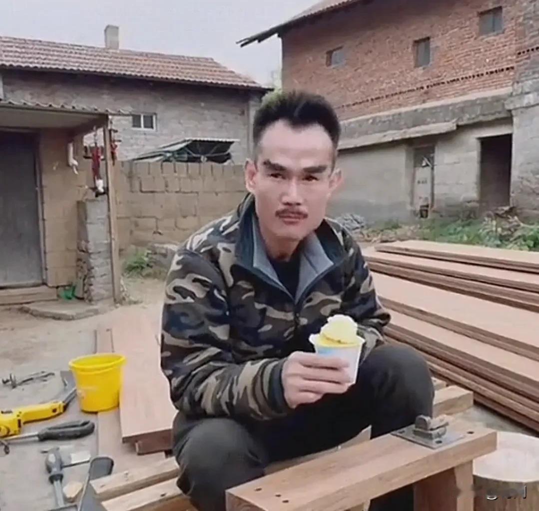 神似林正英，不开直播拍电影简直就是暴殄天物，这位大叔赶紧的找个工作室开始发迹吧！