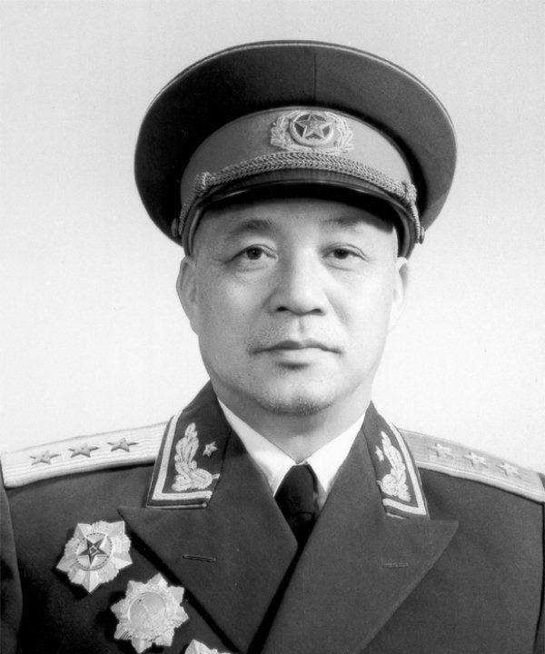 1955年授衔时毛主席将一位上将名单划去，认为此人因骄傲自满只授中将更合适！
1