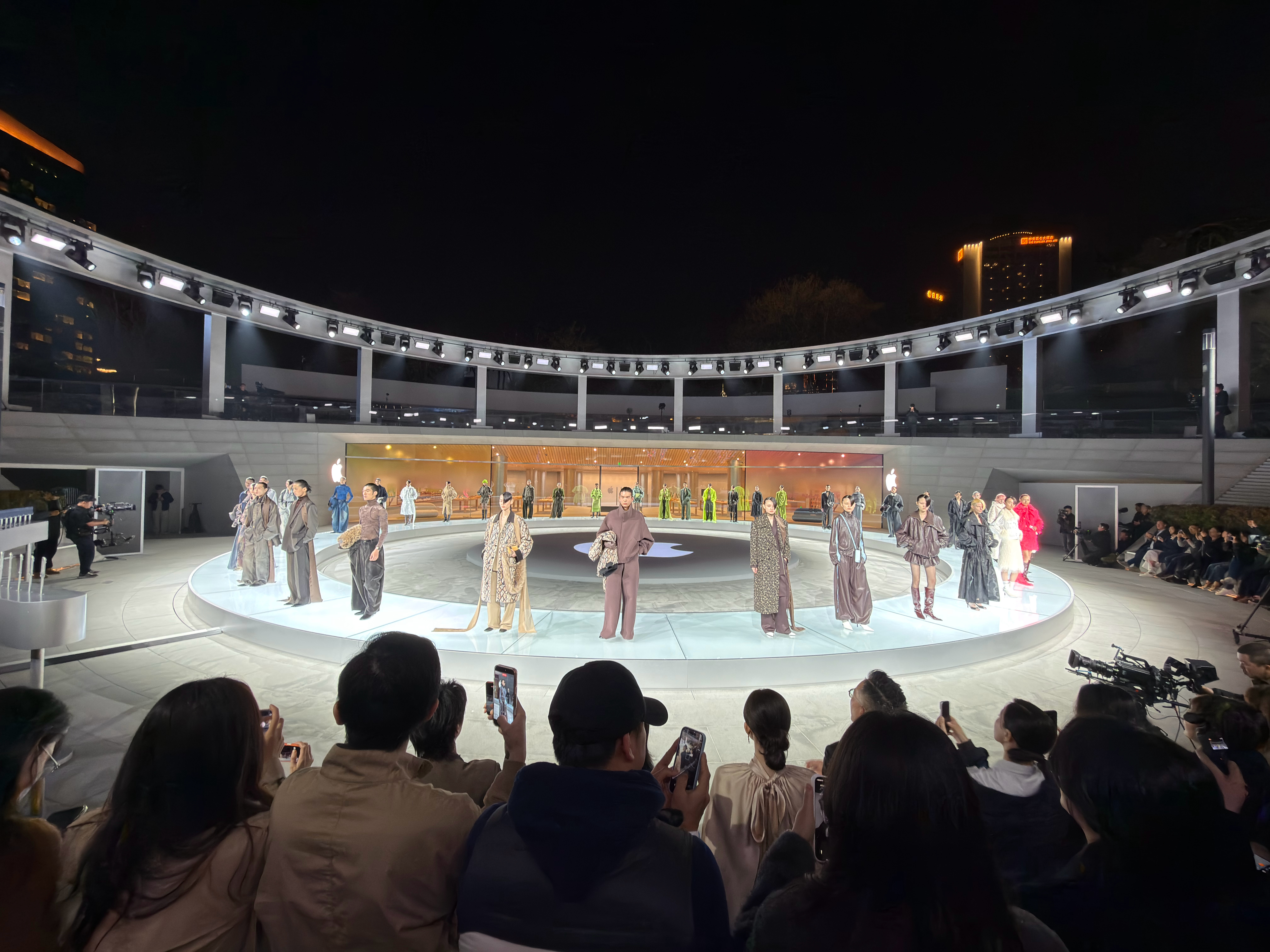 又是开心的一天科技+时尚的夜晚eva的科技生活Apple50周年 上海·静安寺