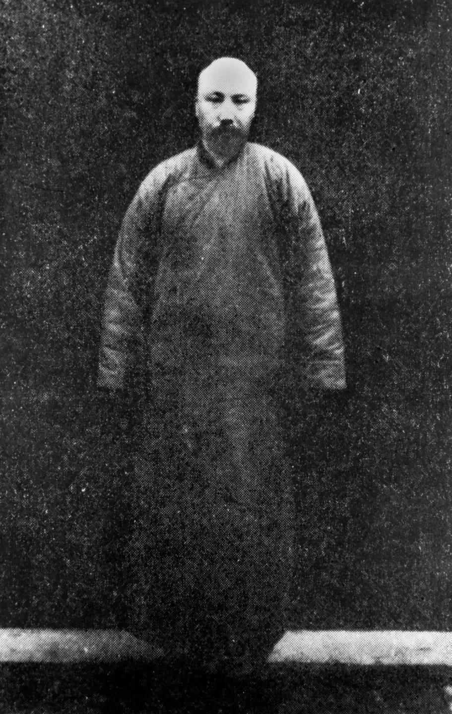 1927年4月28日，李大钊被敌人处以绞刑。当时，敌人特意给他拍了一张照片，想供