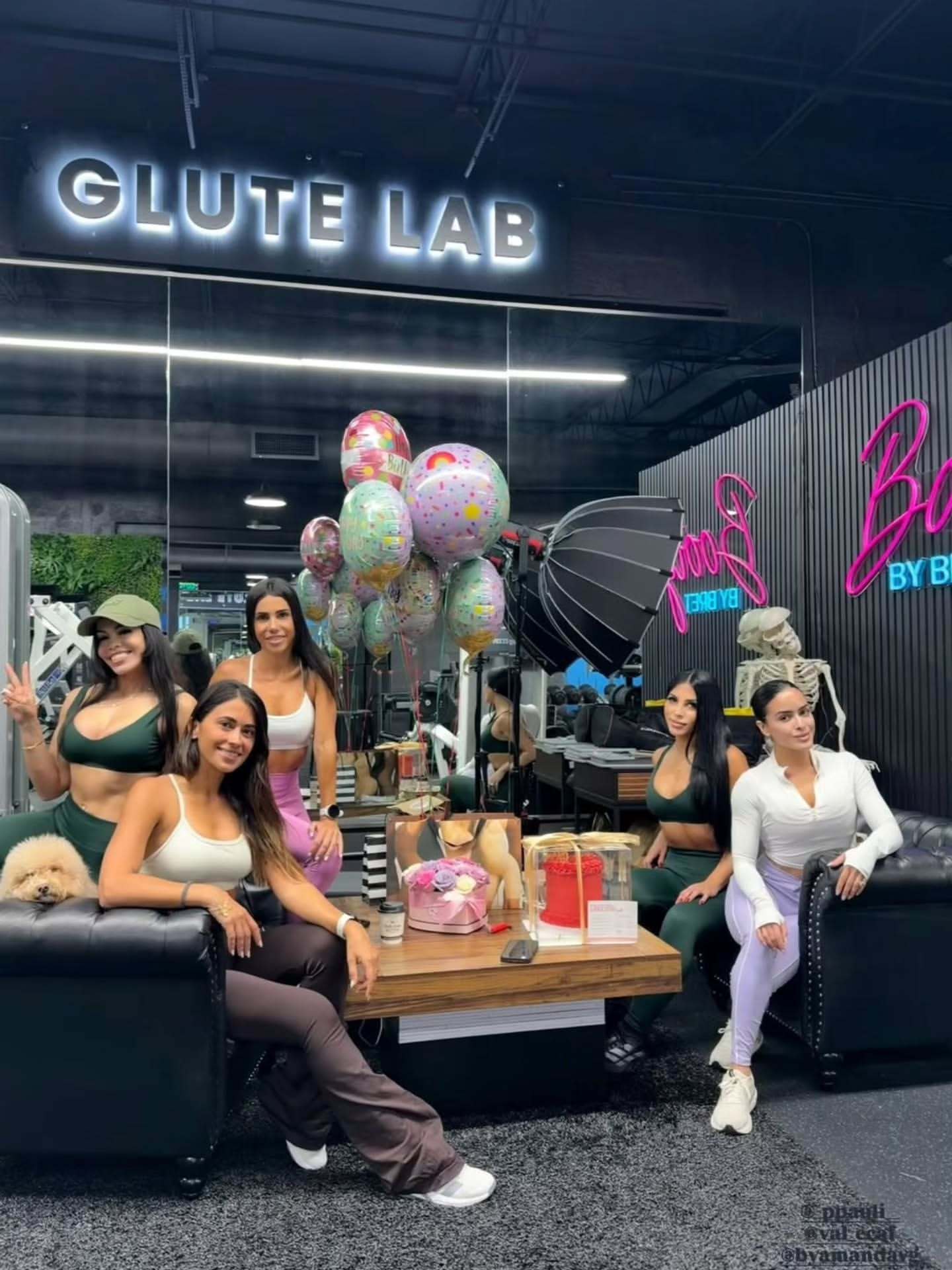 Strellafit今天分享了一张和安妞的合照，庆祝她的生日🥳🎉👑梅西