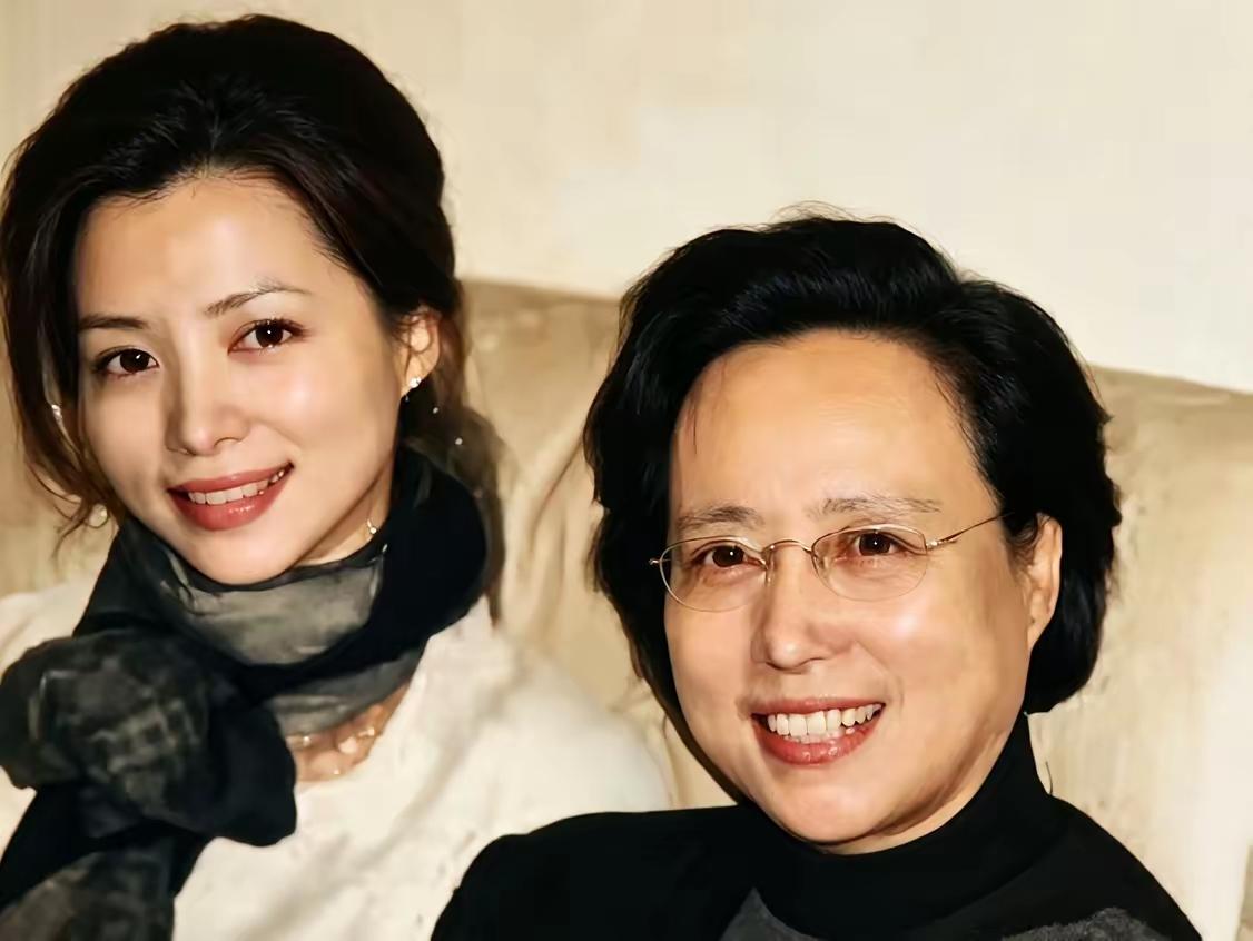 王铎：董卿和母亲的这一张照片，算是照得最好的。你看呢？