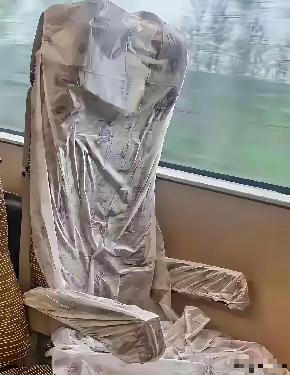 这不是洁癖，这是病，洁癖光干净自己，走了也不收拾了。我也铺，8小时的车程，但是下