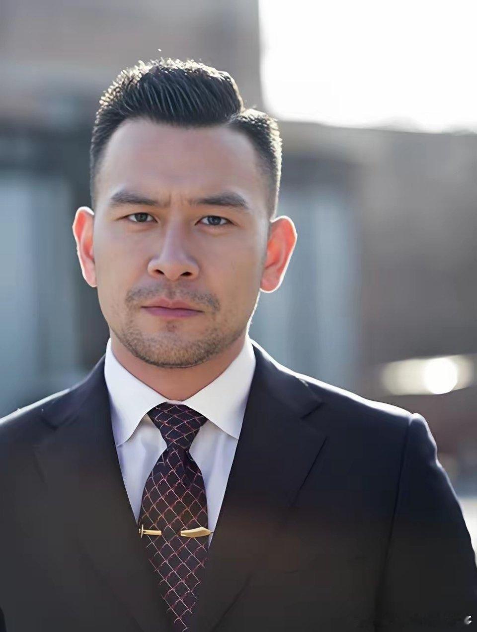 电视剧《大生意人》，有个撞脸明星的男演员，就是剧中饰演九帅那个演员长得和陈建斌简