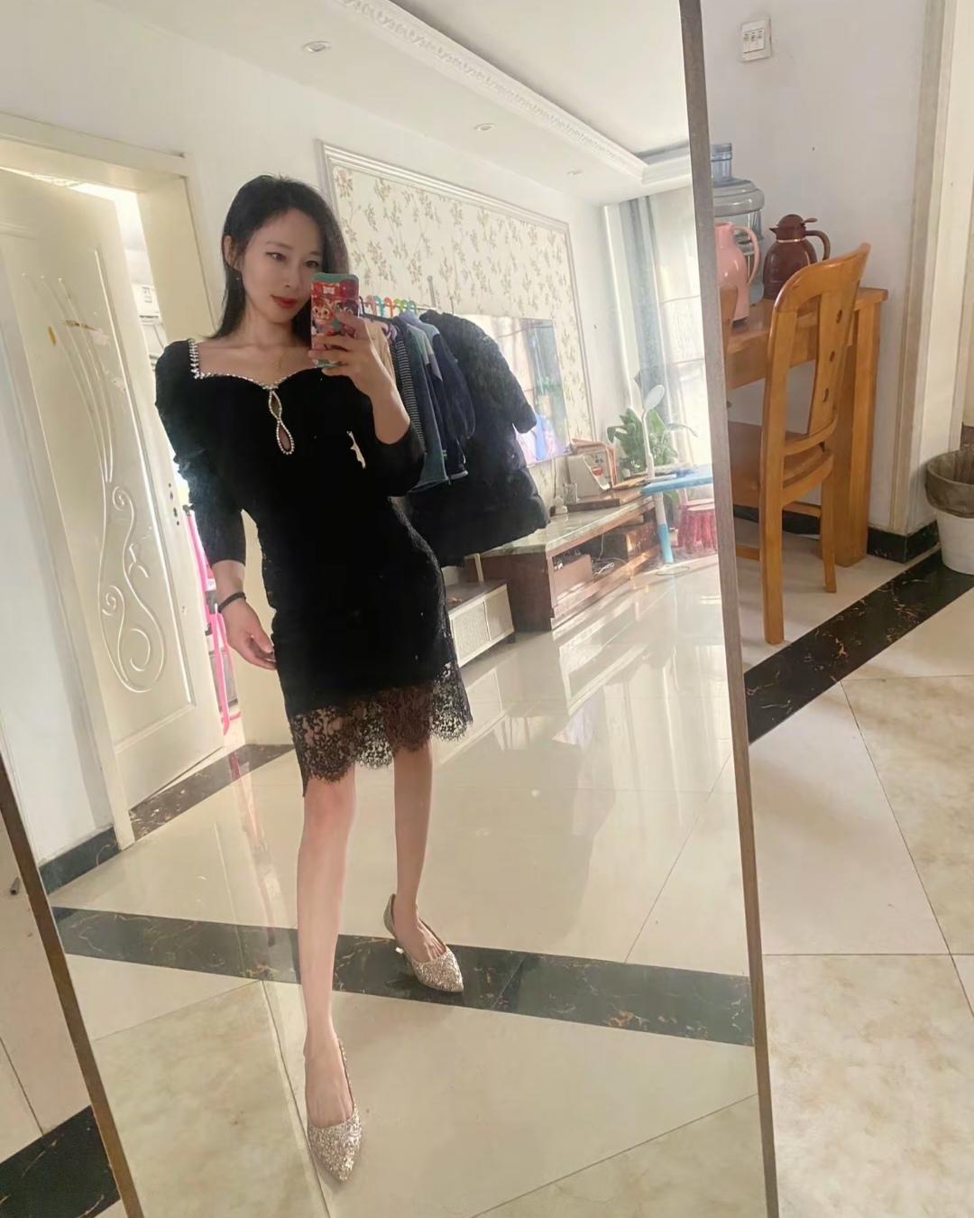 优雅黑裙穿搭，闪耀高跟鞋，镜中自拍的魅力瞬间！