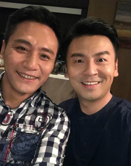 两位都是东北人
两位都是实力派
你更喜欢谁的演技呢？