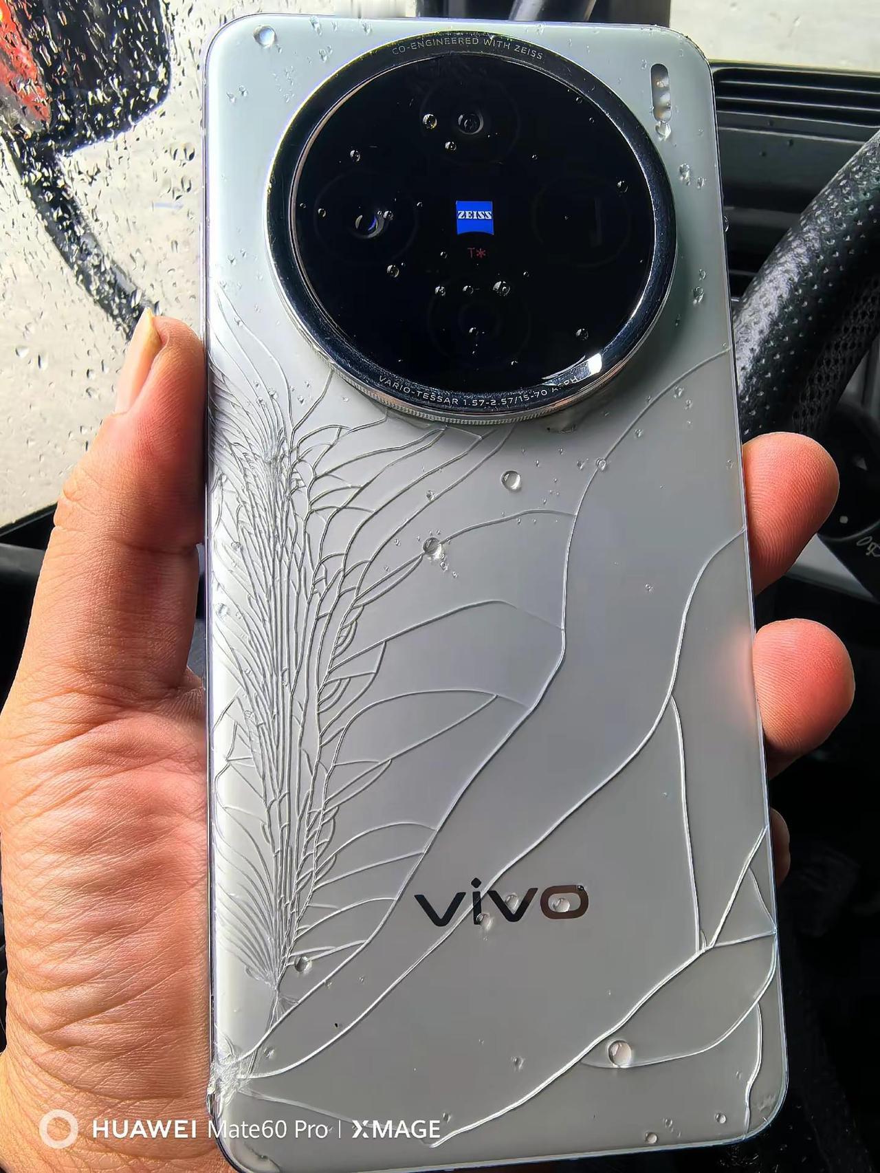 战损手机 手机后盖玻璃碎了 不换手机的1000个理由
