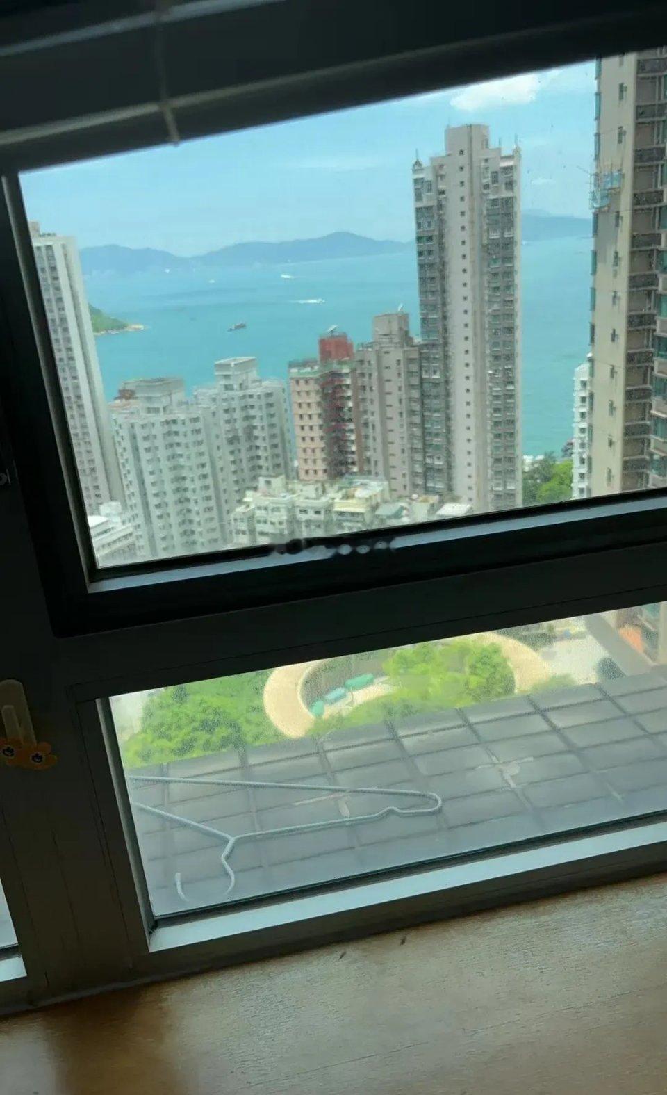 娃儿上学的宿舍，还是海景房，一年住宿费两万多。 ​​​