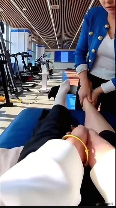 李盈莹的右脚依然是哪哪儿都疼，恢复如初恐怕很有难度。李盈莹在妈妈陪同下去了医院做