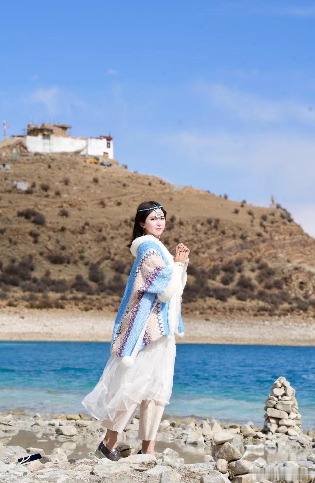 多多西行记多多进藏记佛掌沙丘的曲线在晨光中柔和得像大地的呼吸，连绵起伏的沙丘在雅